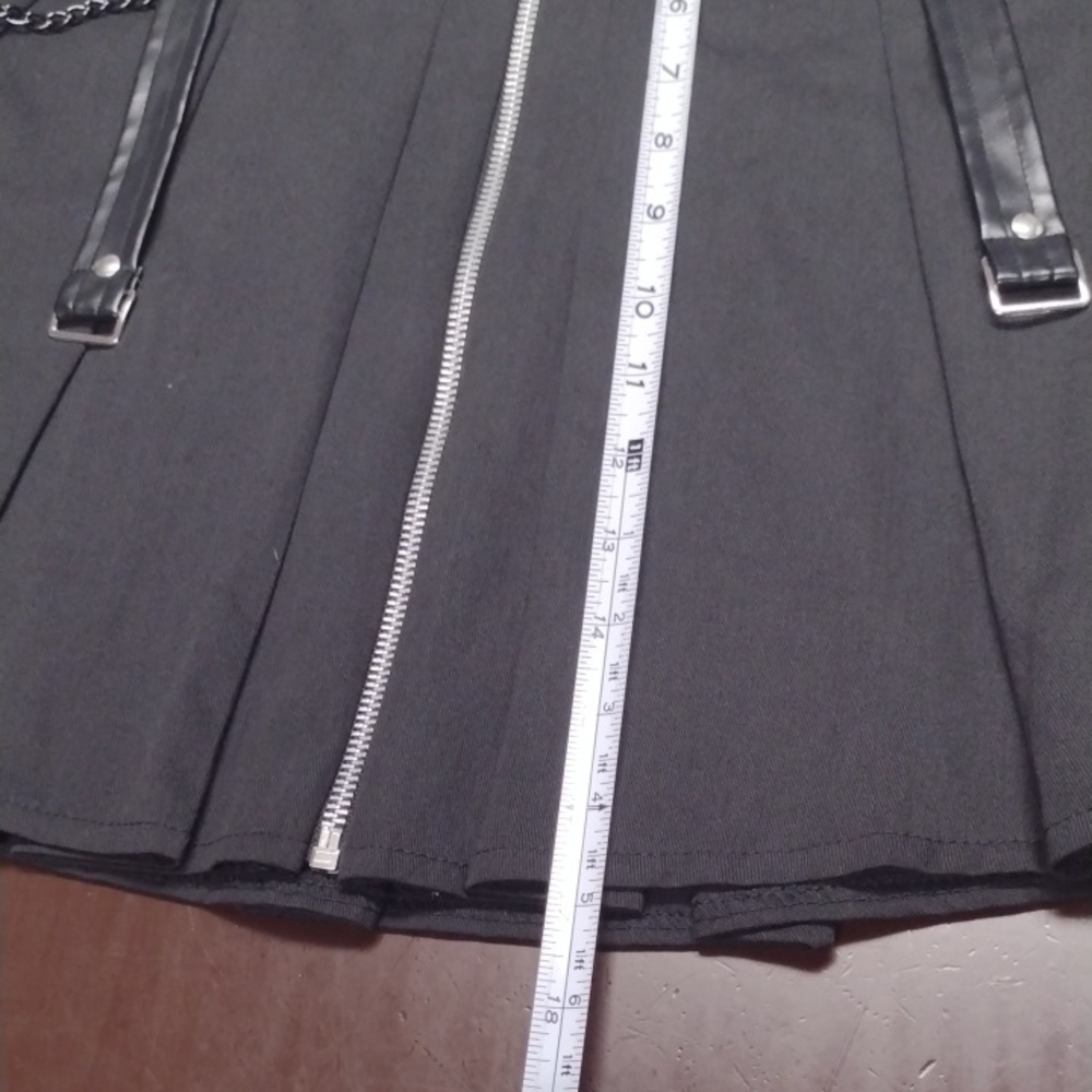 Chic Black Mini Skirt with Chain Accents Goth - Picture 11 of 14